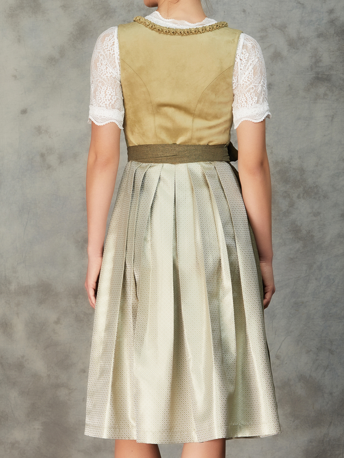 Grün Rotes Dirndl – Eleganz und Tradition vereint